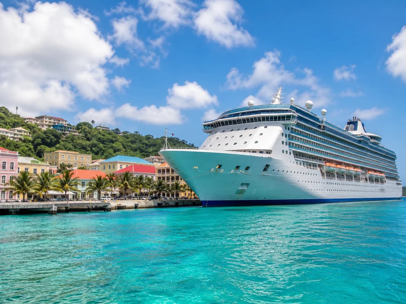 Crucero en puerto caribeño con agua turquesa
